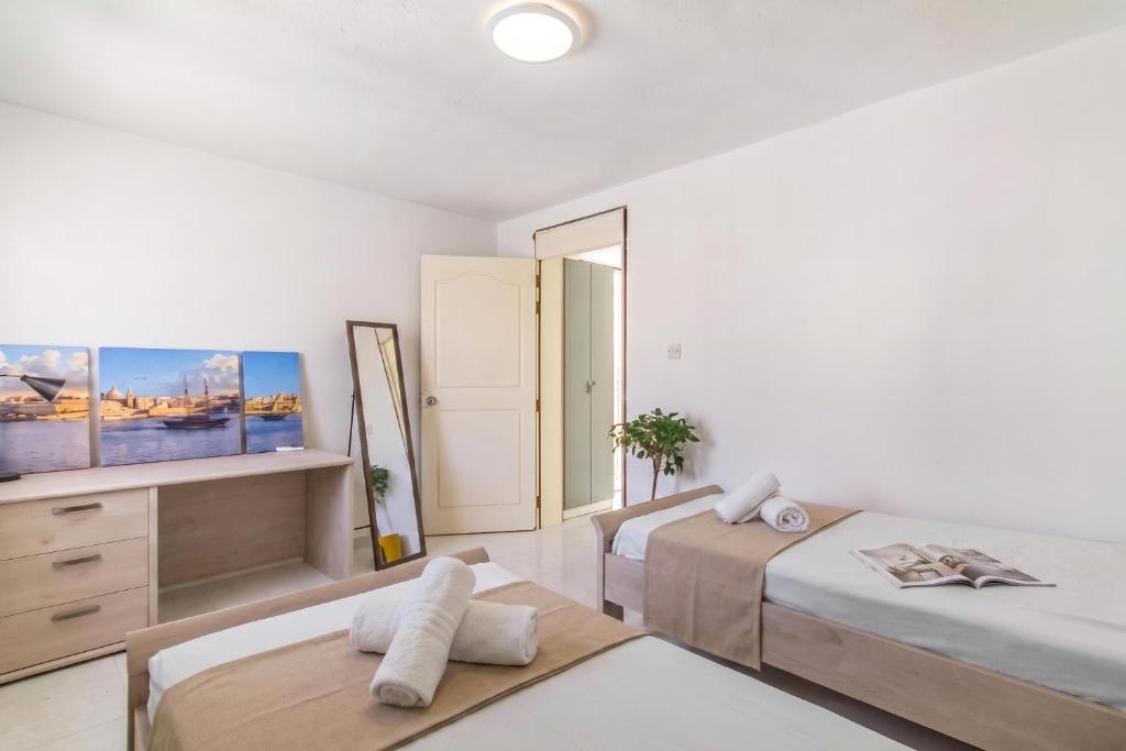 Twin Room with Private Bathroom at Swieqi Stay with Shared Facilities 107